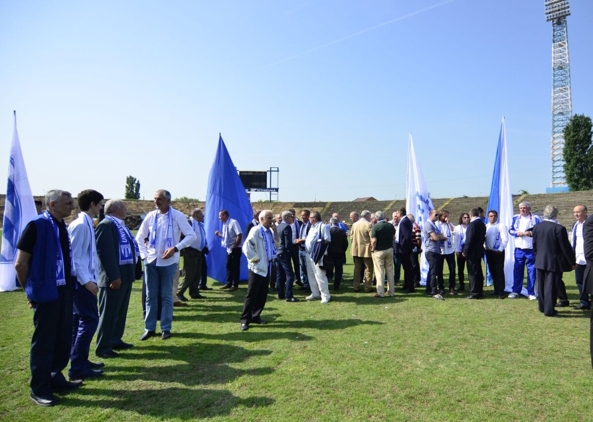 Rămas bun legendei » Bucăți de iarbă din gazonul ”Ion Oblemenco” au fost făcute cadou fostelor glorii din Bănie