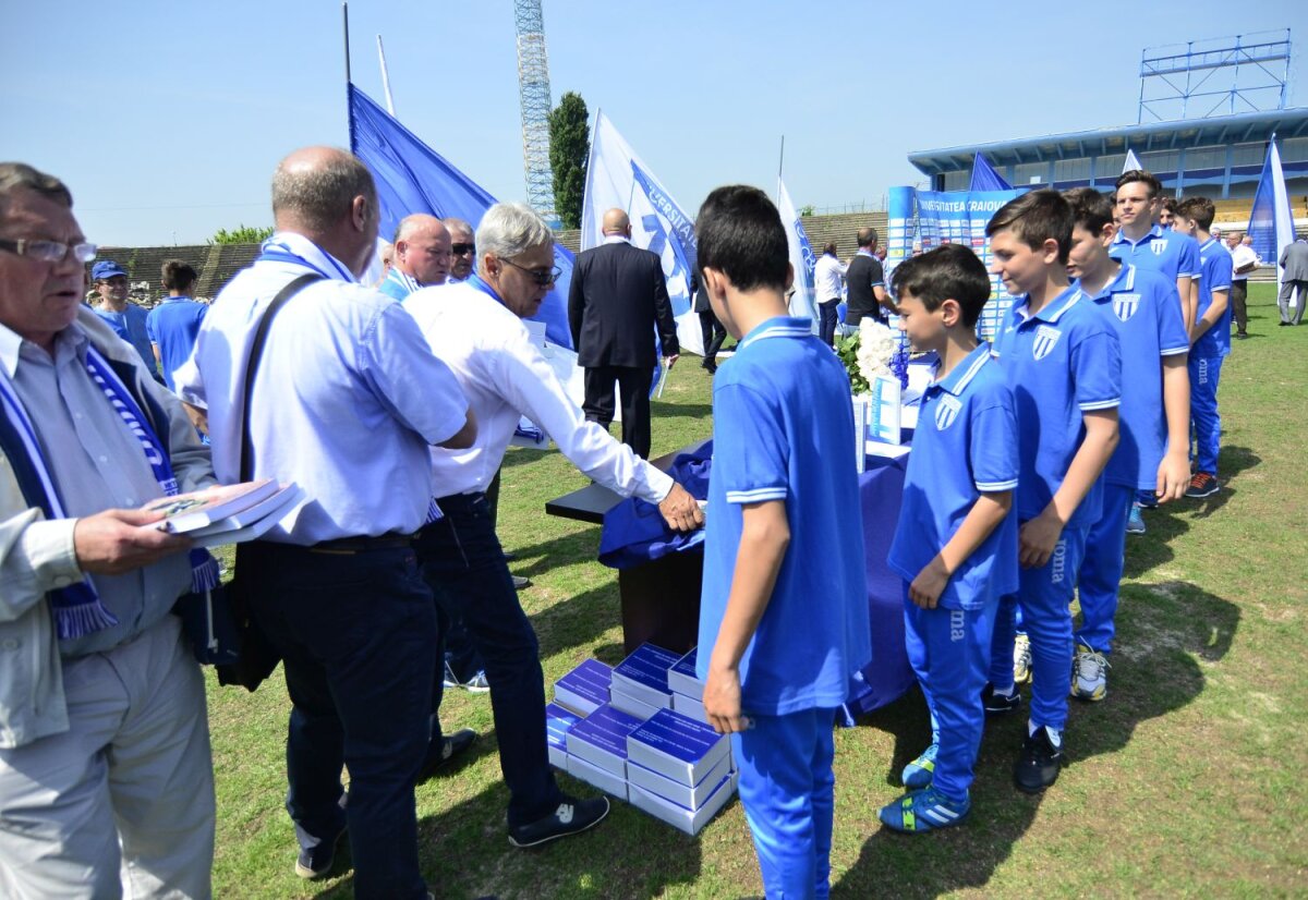 Rămas bun legendei » Bucăți de iarbă din gazonul ”Ion Oblemenco” au fost făcute cadou fostelor glorii din Bănie