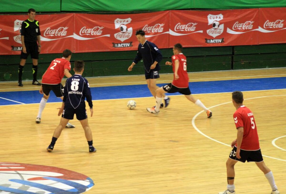 Regii balului »  La Piteşti, s-au stabilit ultimele două finaliste ale Cupei Coca-Cola: echipa de fete a Liceului Tehnologic Auto Craiova şi echipa de băieţi a Liceului Tehnic "C. Brâncuşi" din Petrila, Hunedoara