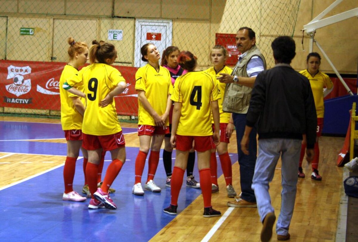 Regii balului »  La Piteşti, s-au stabilit ultimele două finaliste ale Cupei Coca-Cola: echipa de fete a Liceului Tehnologic Auto Craiova şi echipa de băieţi a Liceului Tehnic "C. Brâncuşi" din Petrila, Hunedoara