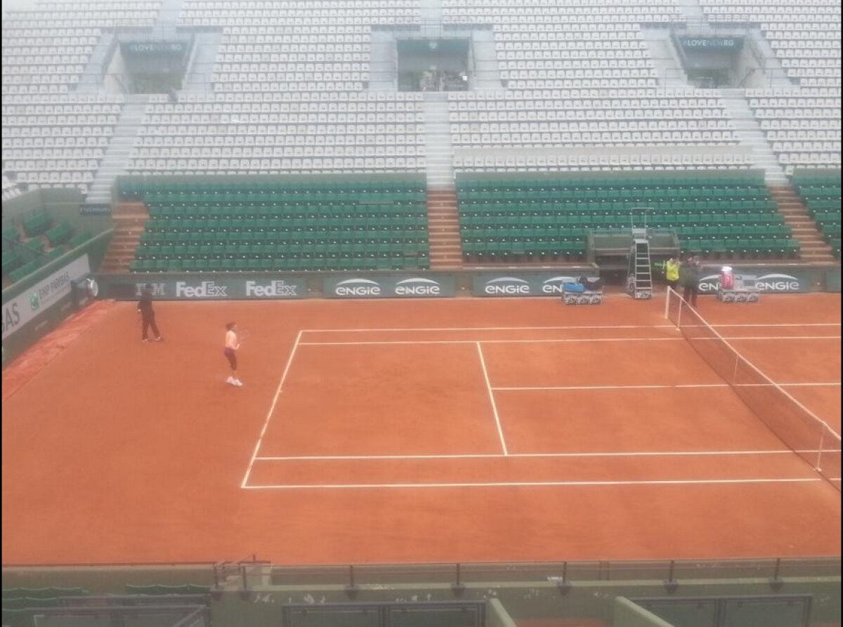 FOTO Muncă și voie bună » Simona Halep, primele antrenamente la Paris