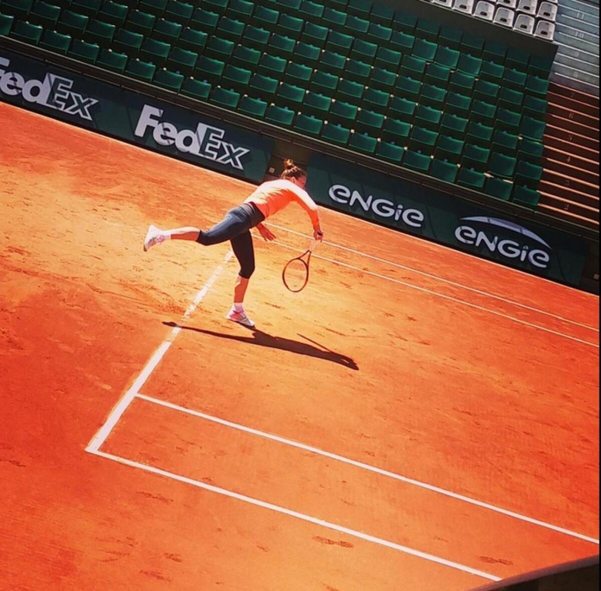 FOTO Muncă și voie bună » Simona Halep, primele antrenamente la Paris