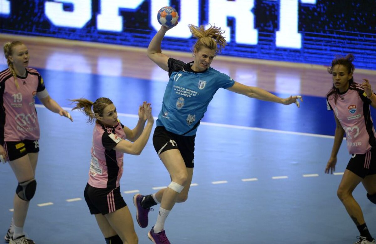 FOTO Cînd norocul îţi surîde! » CSM Bucureşti a cîştigat la un singur gol şi a luat conducerea, dar cele două echipe au avut evoluţii extrem de oscilante