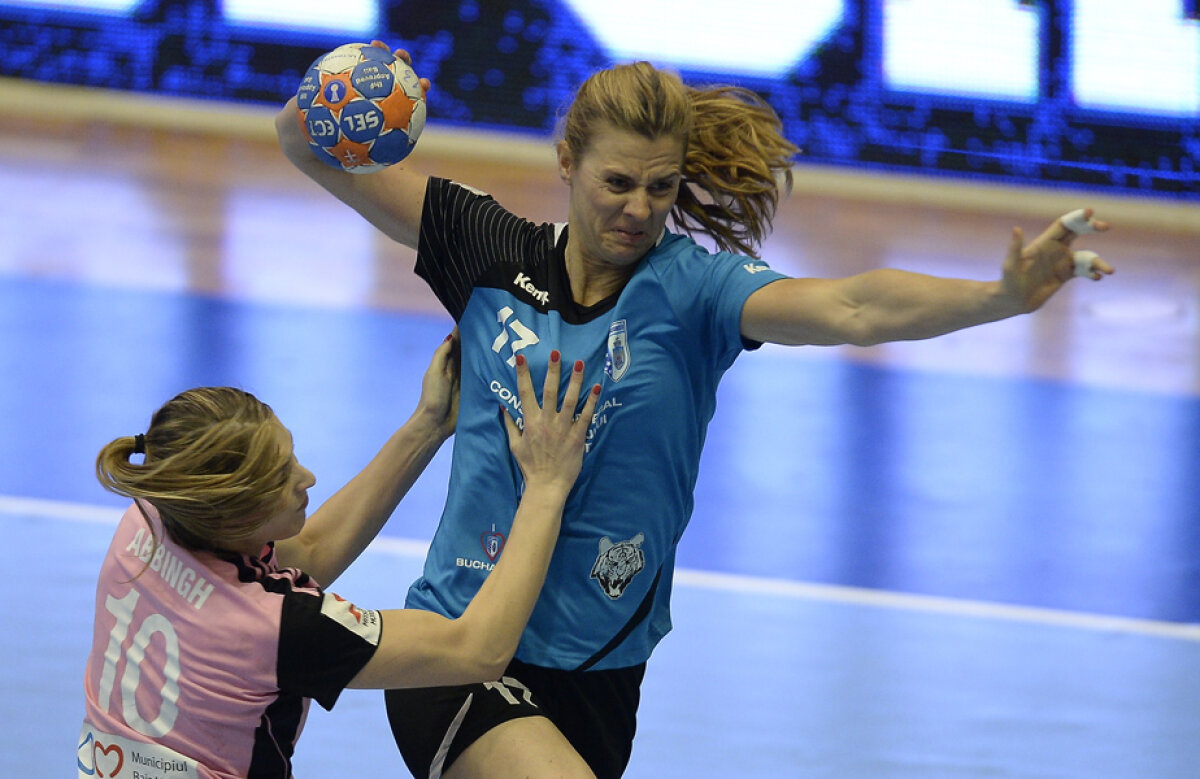 FOTO Cînd norocul îţi surîde! » CSM Bucureşti a cîştigat la un singur gol şi a luat conducerea, dar cele două echipe au avut evoluţii extrem de oscilante