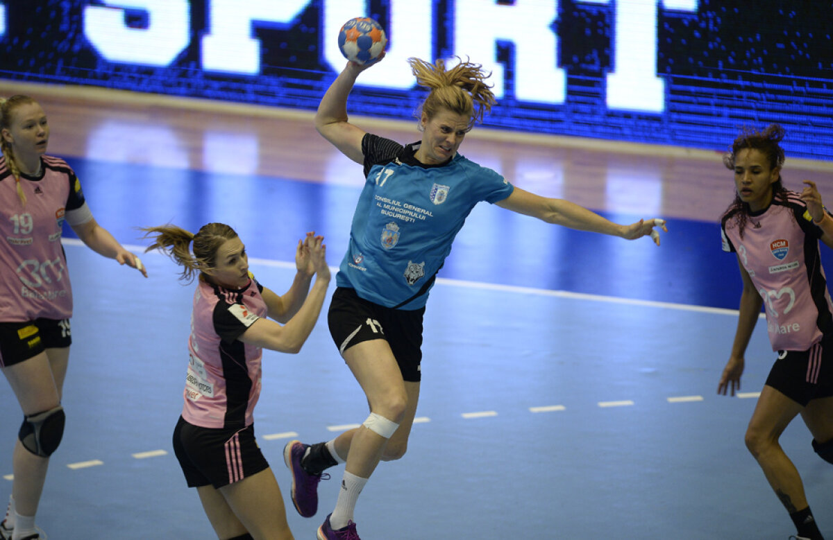 FOTO Cînd norocul îţi surîde! » CSM Bucureşti a cîştigat la un singur gol şi a luat conducerea, dar cele două echipe au avut evoluţii extrem de oscilante