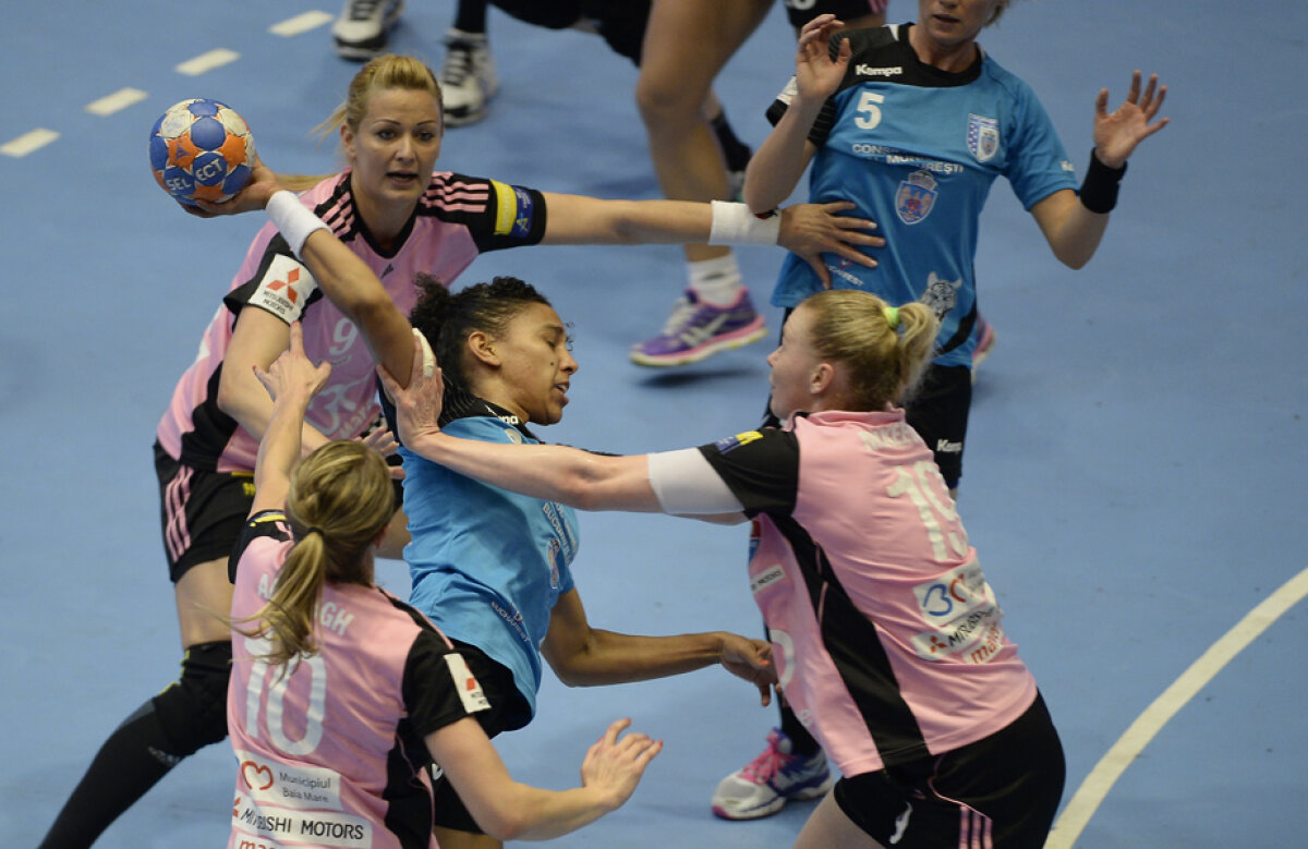 FOTO Cînd norocul îţi surîde! » CSM Bucureşti a cîştigat la un singur gol şi a luat conducerea, dar cele două echipe au avut evoluţii extrem de oscilante