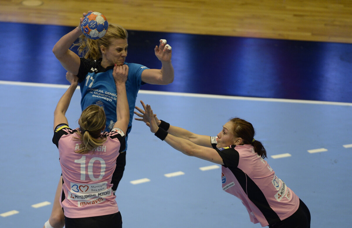 FOTO Cînd norocul îţi surîde! » CSM Bucureşti a cîştigat la un singur gol şi a luat conducerea, dar cele două echipe au avut evoluţii extrem de oscilante