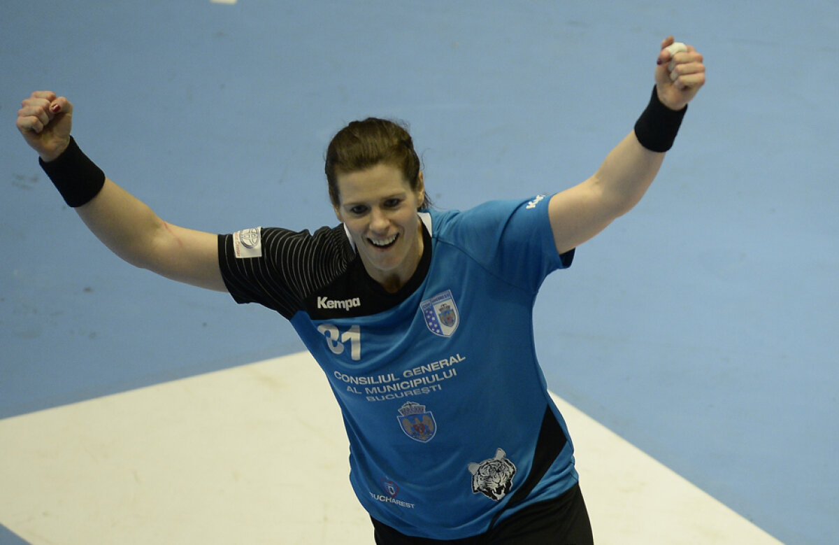 FOTO Cînd norocul îţi surîde! » CSM Bucureşti a cîştigat la un singur gol şi a luat conducerea, dar cele două echipe au avut evoluţii extrem de oscilante