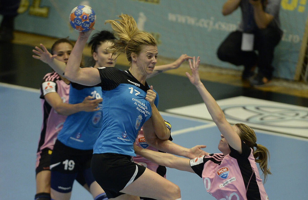 FOTO Cînd norocul îţi surîde! » CSM Bucureşti a cîştigat la un singur gol şi a luat conducerea, dar cele două echipe au avut evoluţii extrem de oscilante