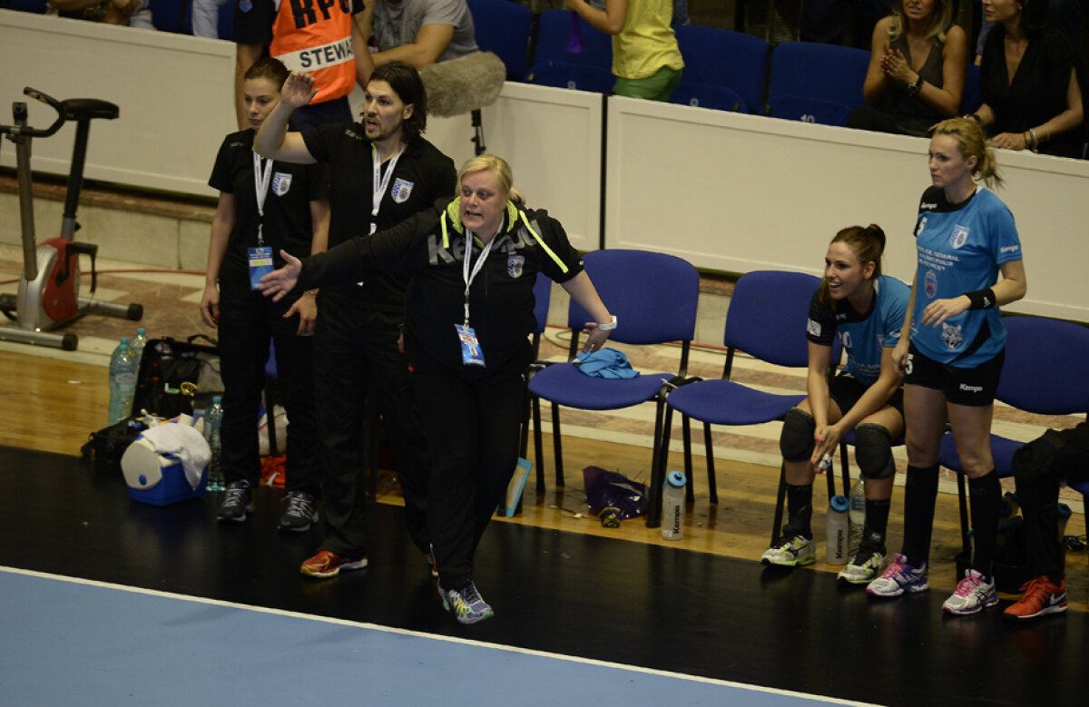 FOTO Cînd norocul îţi surîde! » CSM Bucureşti a cîştigat la un singur gol şi a luat conducerea, dar cele două echipe au avut evoluţii extrem de oscilante