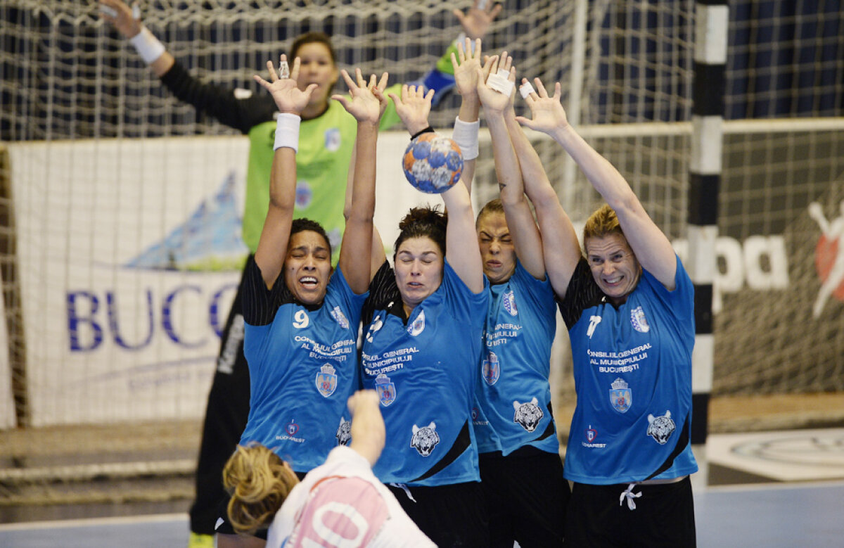 FOTO Cînd norocul îţi surîde! » CSM Bucureşti a cîştigat la un singur gol şi a luat conducerea, dar cele două echipe au avut evoluţii extrem de oscilante