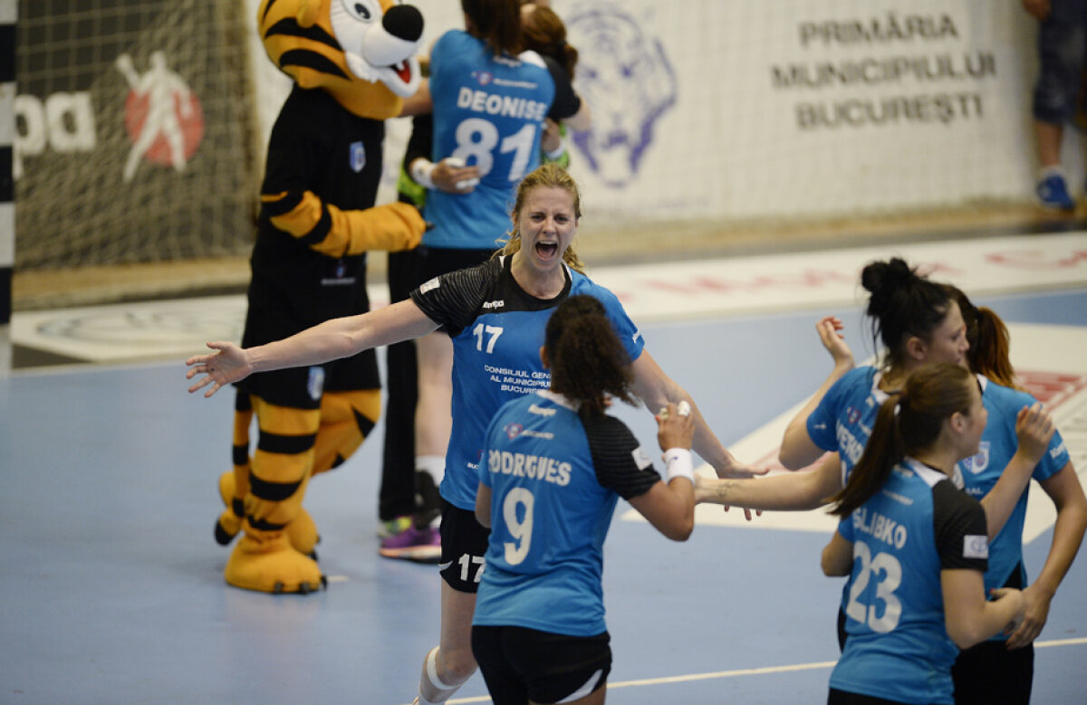 FOTO Cînd norocul îţi surîde! » CSM Bucureşti a cîştigat la un singur gol şi a luat conducerea, dar cele două echipe au avut evoluţii extrem de oscilante