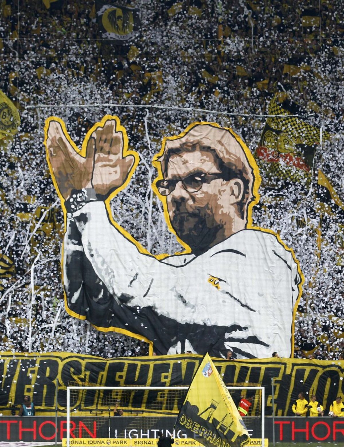 VIDEO şi FOTO "Danke, Jurgen" » Coregrafie 3D spectaculoasă realizată de fanii Borussiei Dortmund pentru Klopp