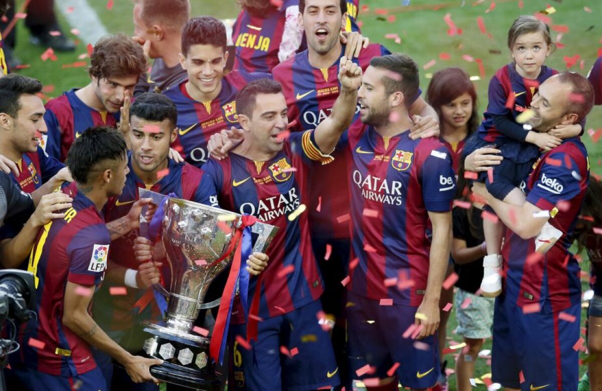 FOTO și VIDEO Ziua X » Barcelona și-a sărbătorit dirijorul: Xavi Hernandez. Reacția genială a mijlocașului cînd a văzut coregrafia dedicată lui!