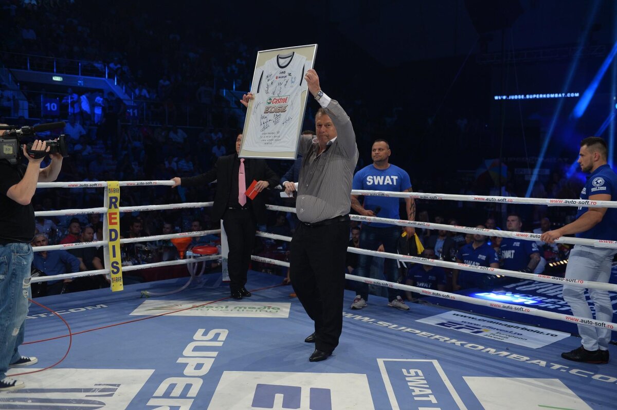 FOTO Românii au făcut spectacol în gala Superkombat de la Bucureşti » S-au donat bani către Instititul Clinic Fundeni pentru ajutorarea copiilor bolnavi de leucemie