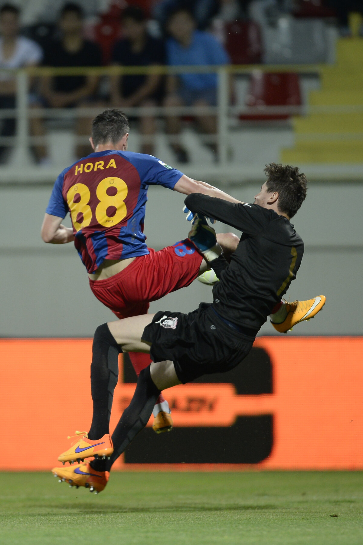 VIDEO și FOTO Final uluitor de sezon » Astra lui Șumudică bate ASA și trimite titlul la Steaua în proporție de 90%! ”Roș-albaștrii” au învins Botoșaniul în 9!