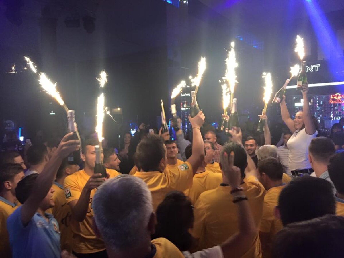 FOTO+VIDEO Sus pe mese! Campionii au continuat sărbătorirea titlului într-un club din Capitală » Melodia serii
