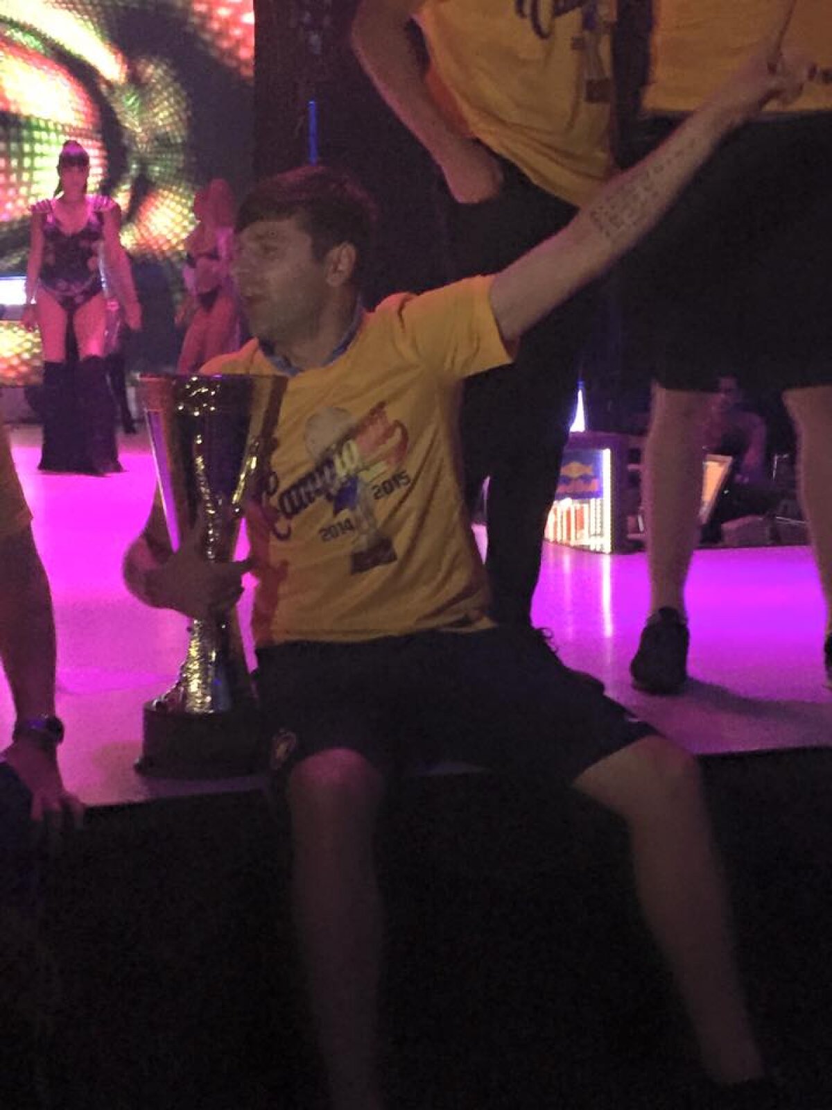 FOTO+VIDEO Sus pe mese! Campionii au continuat sărbătorirea titlului într-un club din Capitală » Melodia serii