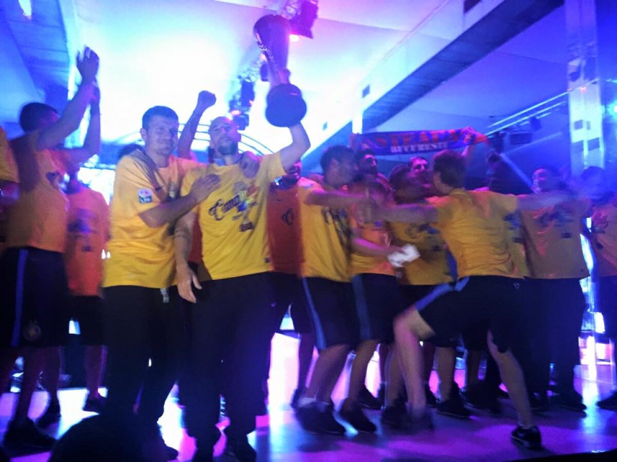FOTO+VIDEO Sus pe mese! Campionii au continuat sărbătorirea titlului într-un club din Capitală » Melodia serii