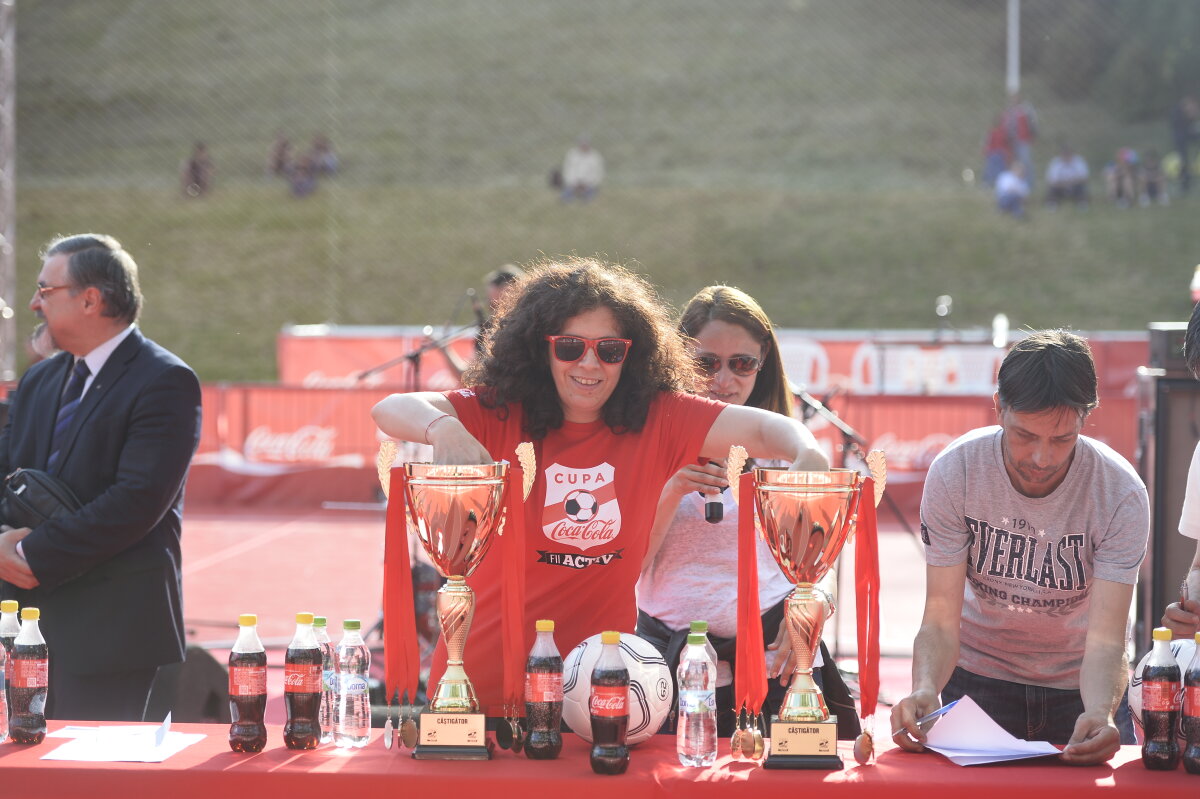 FOTO A avut loc tragerea la sorți a grupelor Cupei Coca-Cola!