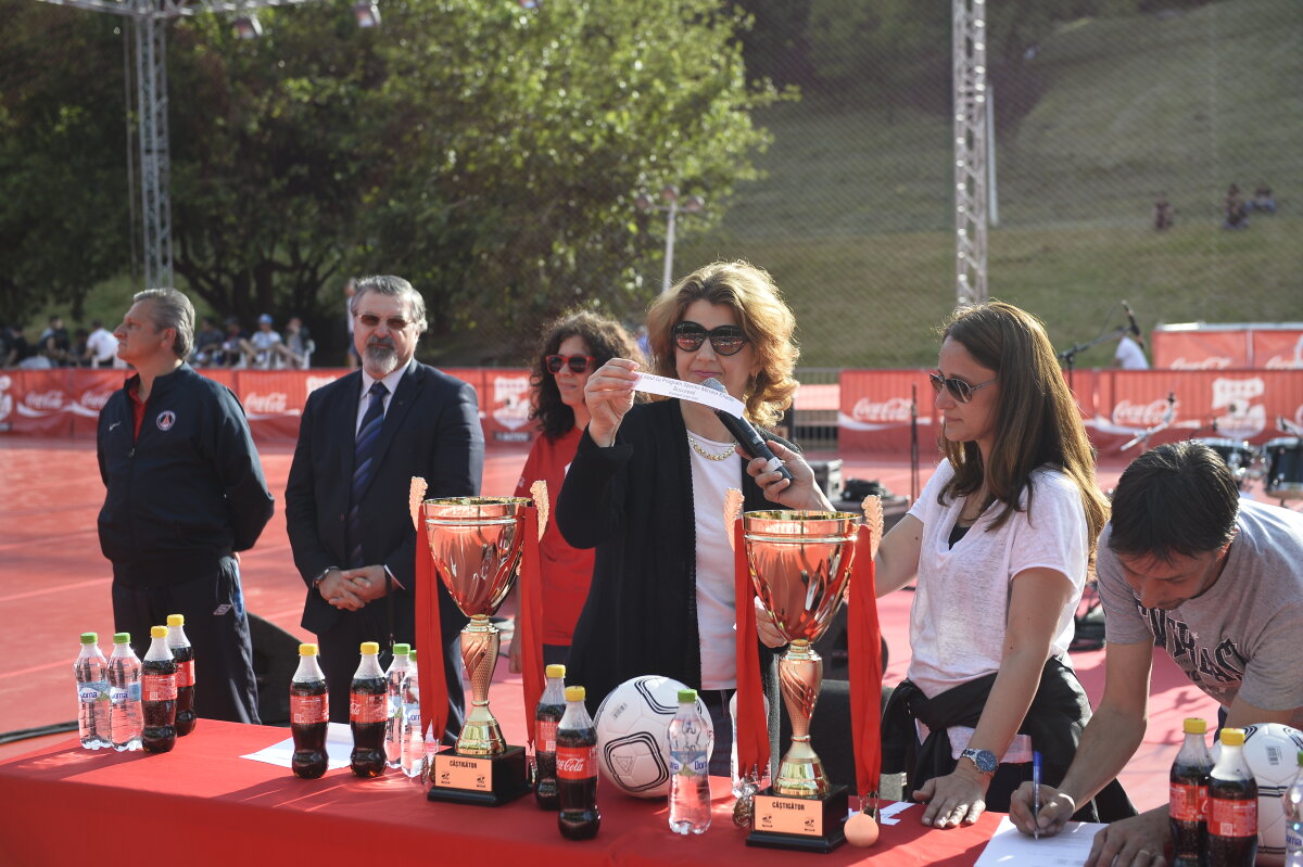FOTO A avut loc tragerea la sorți a grupelor Cupei Coca-Cola!