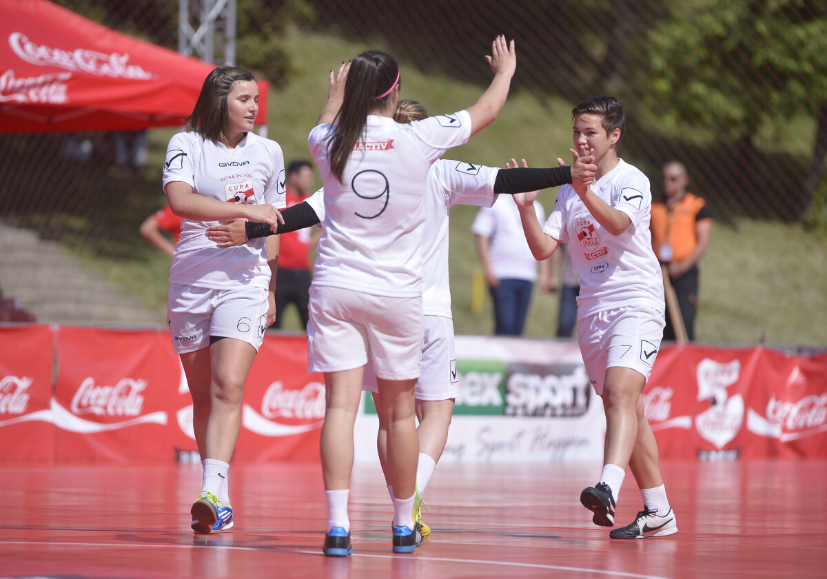 FOTO Cupa Coca-Cola și-a desemnat cîştigătorii! LPS Cluj s-a impus clar la feminin, iar Liceul Doamna Chiajna la masculin!