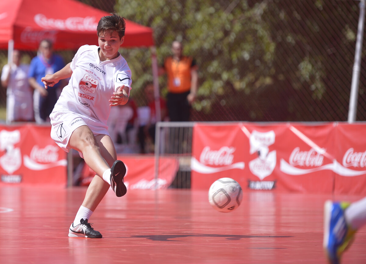 FOTO Cupa Coca-Cola și-a desemnat cîştigătorii! LPS Cluj s-a impus clar la feminin, iar Liceul Doamna Chiajna la masculin!