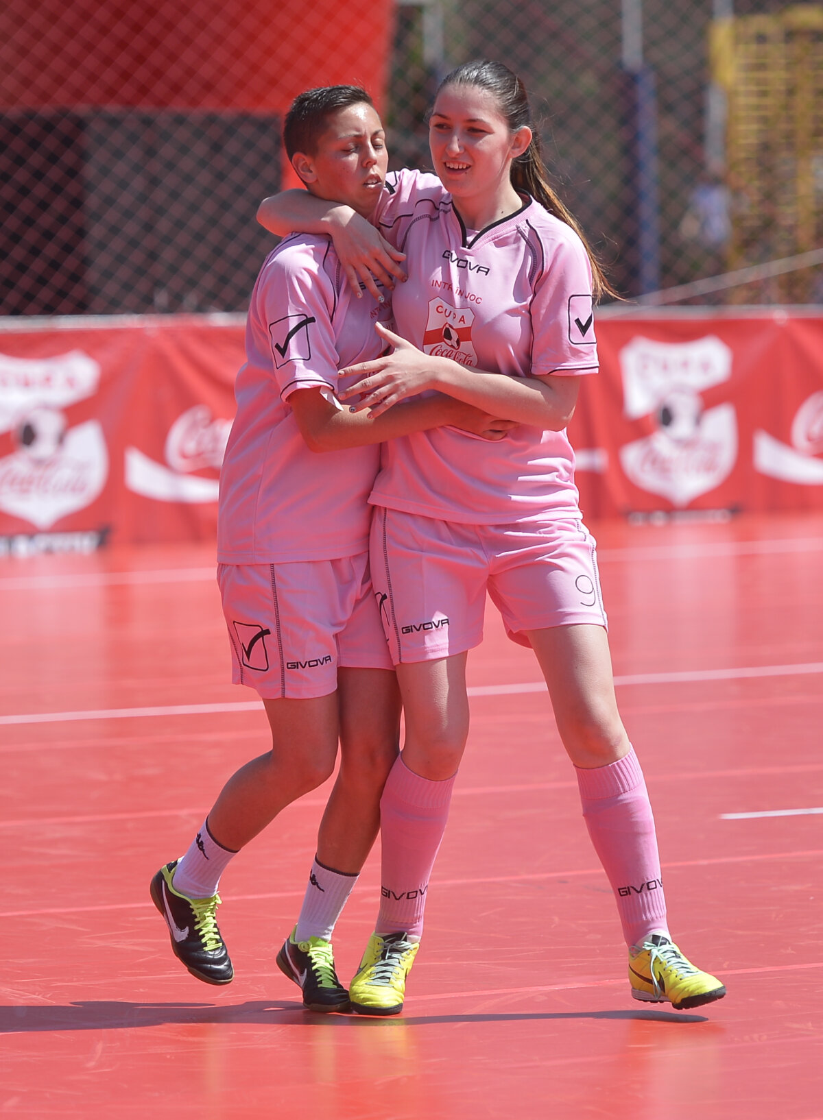 FOTO Cupa Coca-Cola și-a desemnat cîştigătorii! LPS Cluj s-a impus clar la feminin, iar Liceul Doamna Chiajna la masculin!