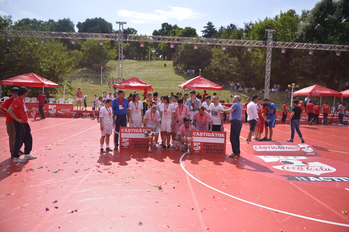 FOTO Cupa Coca-Cola și-a desemnat cîştigătorii! LPS Cluj s-a impus clar la feminin, iar Liceul Doamna Chiajna la masculin!