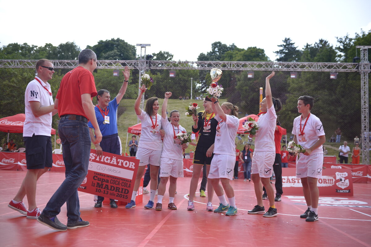 FOTO Cupa Coca-Cola și-a desemnat cîştigătorii! LPS Cluj s-a impus clar la feminin, iar Liceul Doamna Chiajna la masculin!