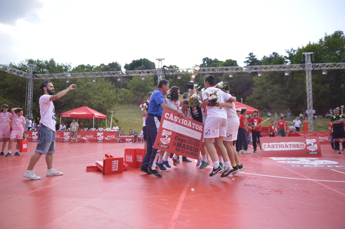 FOTO Cupa Coca-Cola și-a desemnat cîştigătorii! LPS Cluj s-a impus clar la feminin, iar Liceul Doamna Chiajna la masculin!