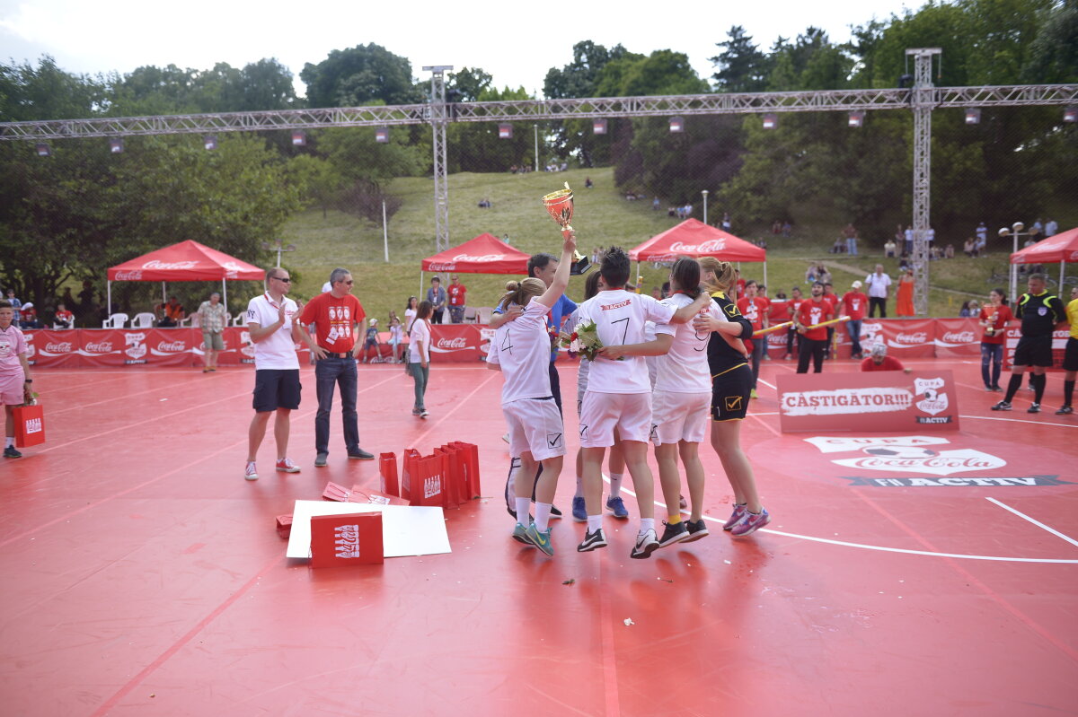 FOTO Cupa Coca-Cola și-a desemnat cîştigătorii! LPS Cluj s-a impus clar la feminin, iar Liceul Doamna Chiajna la masculin!