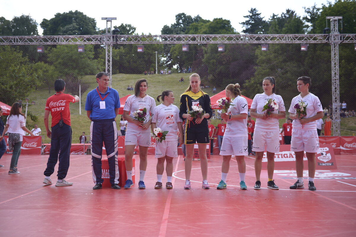 FOTO Cupa Coca-Cola și-a desemnat cîştigătorii! LPS Cluj s-a impus clar la feminin, iar Liceul Doamna Chiajna la masculin!