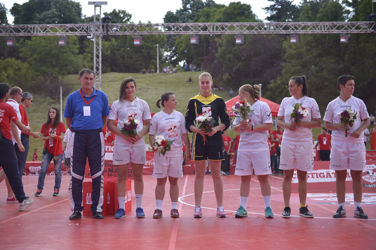 FOTO Cupa Coca-Cola și-a desemnat cîştigătorii! LPS Cluj s-a impus clar la feminin, iar Liceul Doamna Chiajna la masculin!