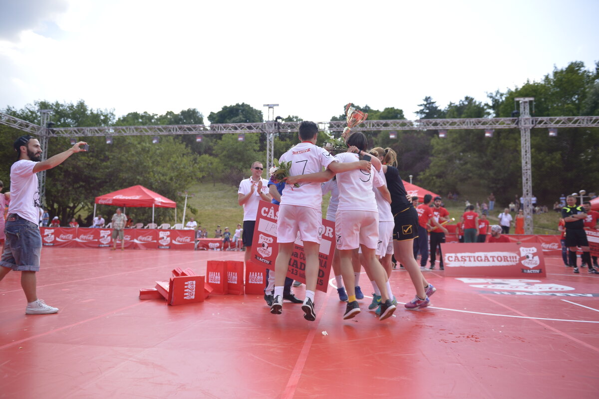 FOTO Cupa Coca-Cola și-a desemnat cîştigătorii! LPS Cluj s-a impus clar la feminin, iar Liceul Doamna Chiajna la masculin!