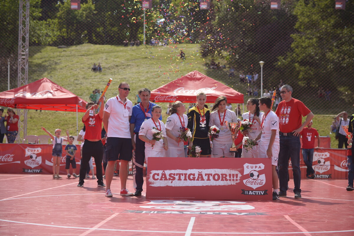 FOTO Cupa Coca-Cola și-a desemnat cîştigătorii! LPS Cluj s-a impus clar la feminin, iar Liceul Doamna Chiajna la masculin!