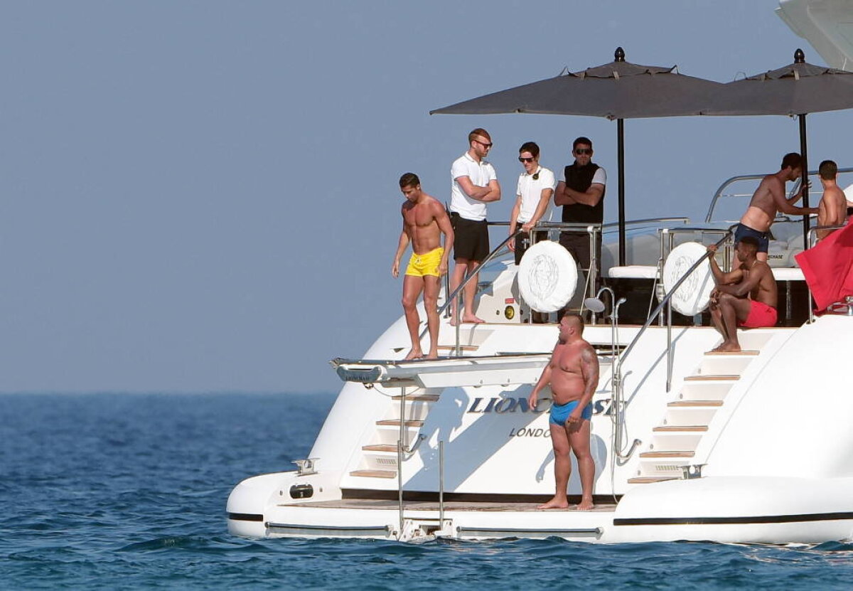 FOTO Salturi spectaculoase în mare, la Saint Tropez » Așa se distrează Ronaldo în vacanță