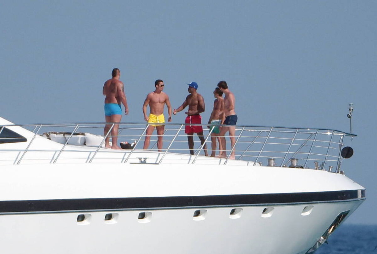 FOTO Salturi spectaculoase în mare, la Saint Tropez » Așa se distrează Ronaldo în vacanță