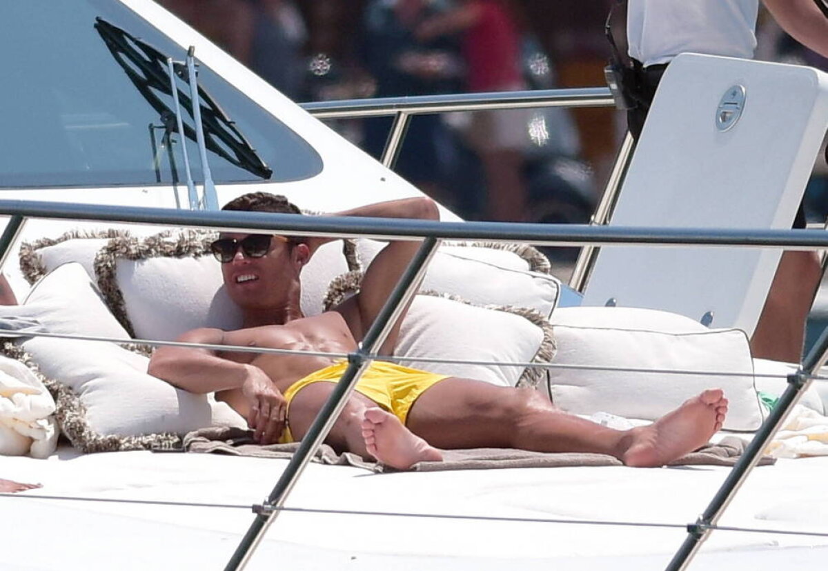 FOTO Salturi spectaculoase în mare, la Saint Tropez » Așa se distrează Ronaldo în vacanță