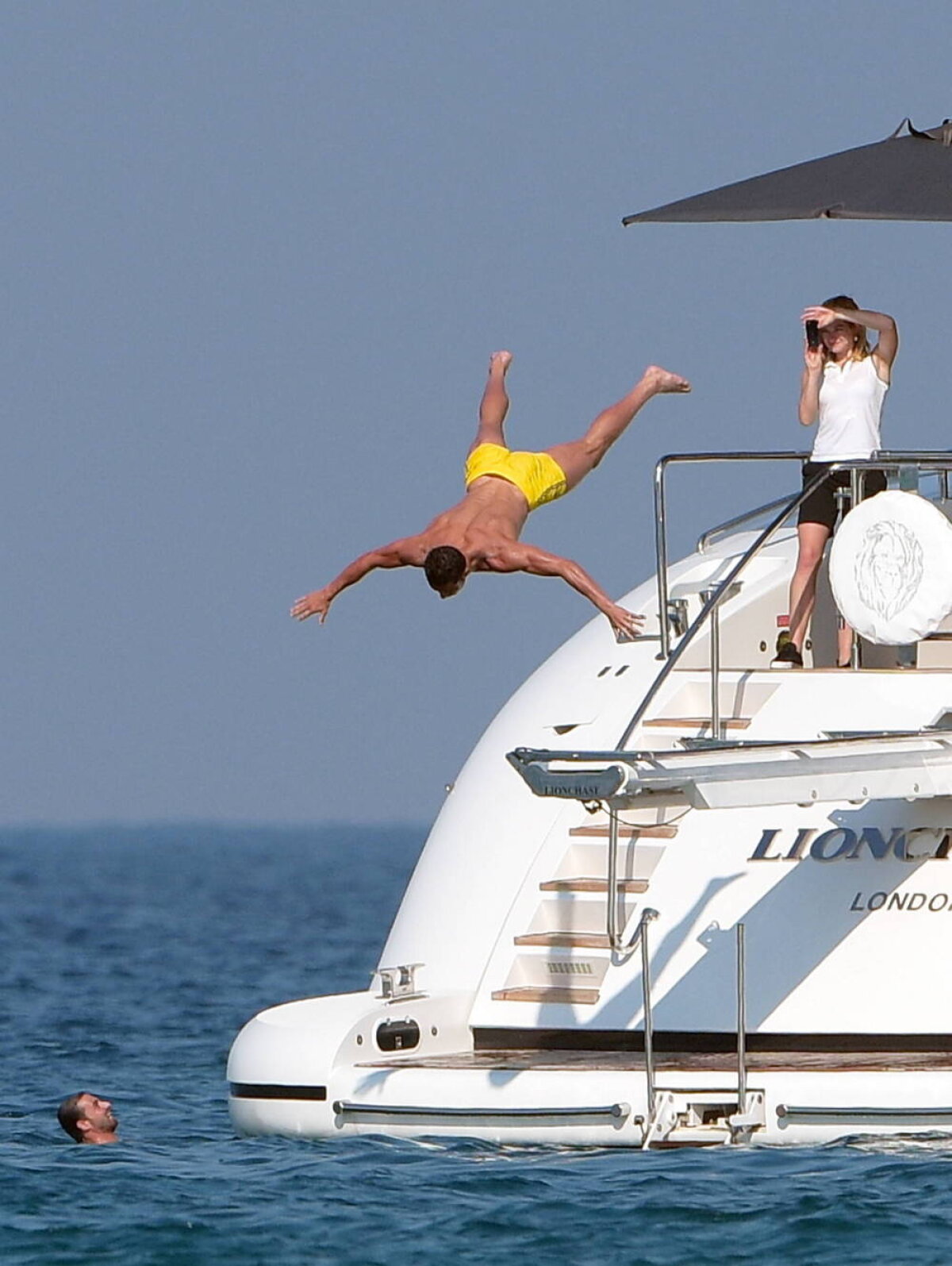 FOTO Salturi spectaculoase în mare, la Saint Tropez » Așa se distrează Ronaldo în vacanță