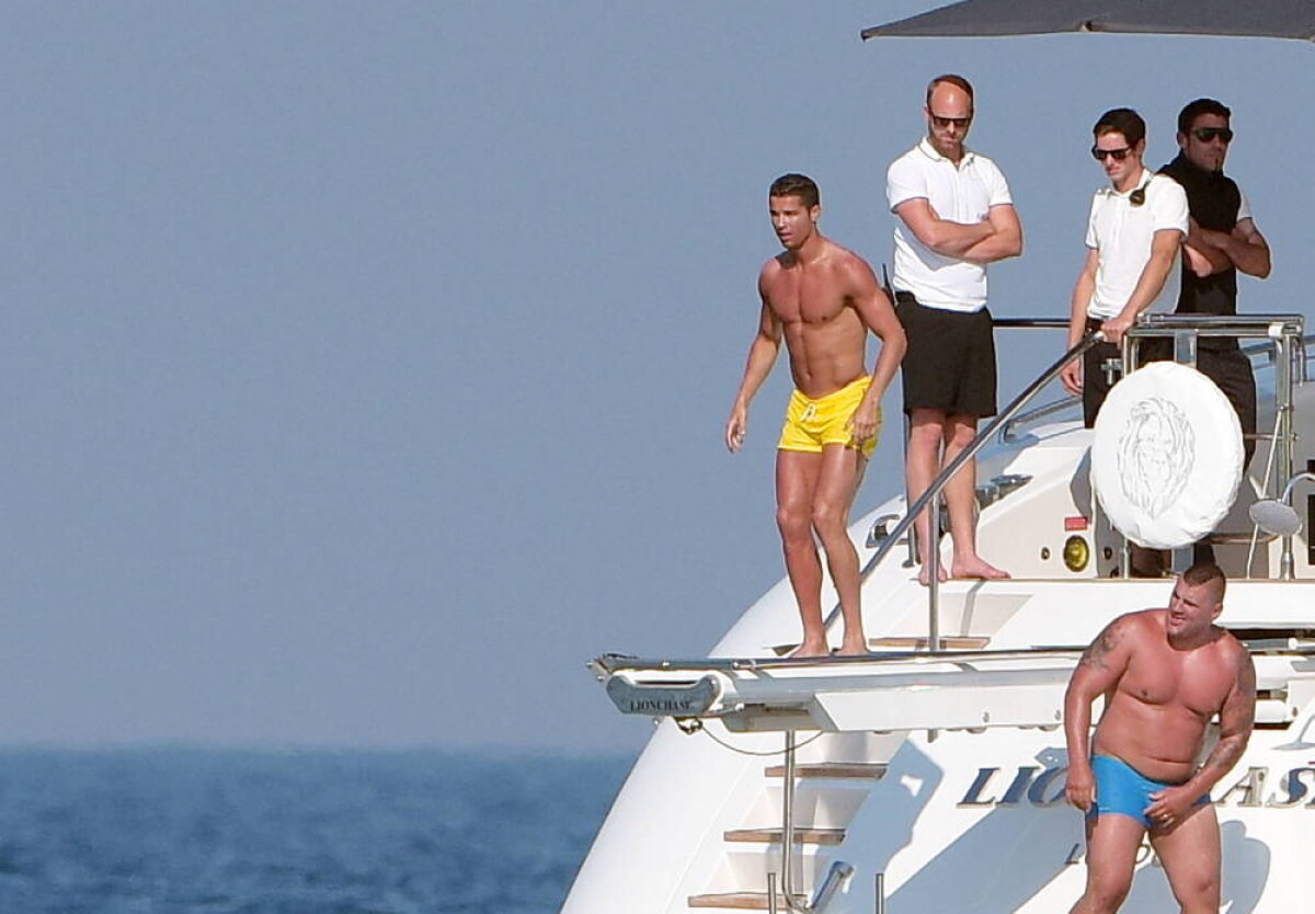 FOTO Salturi spectaculoase în mare, la Saint Tropez » Așa se distrează Ronaldo în vacanță