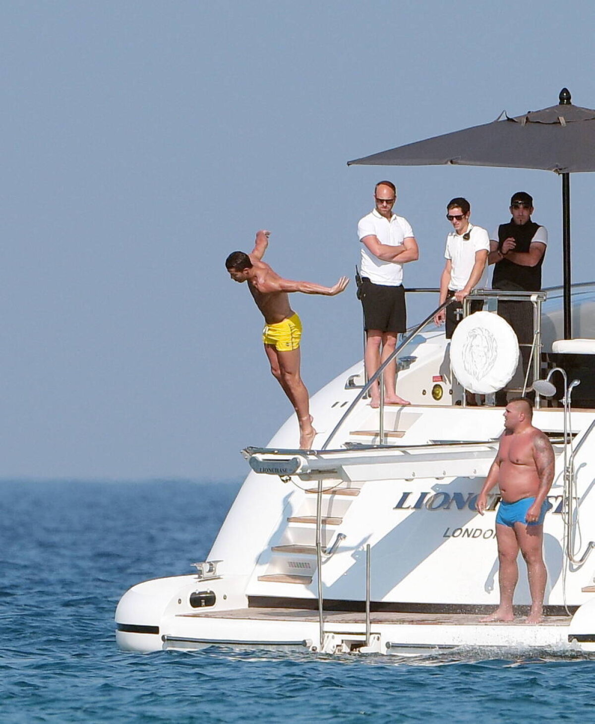 FOTO Salturi spectaculoase în mare, la Saint Tropez » Așa se distrează Ronaldo în vacanță