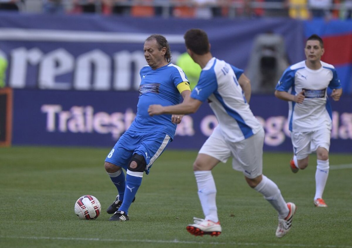 FOTO Spectacol în "Meciul de Legendă" din deschiderea finalei Cupei » Adi Ilie a fost cel mai bun de pe teren