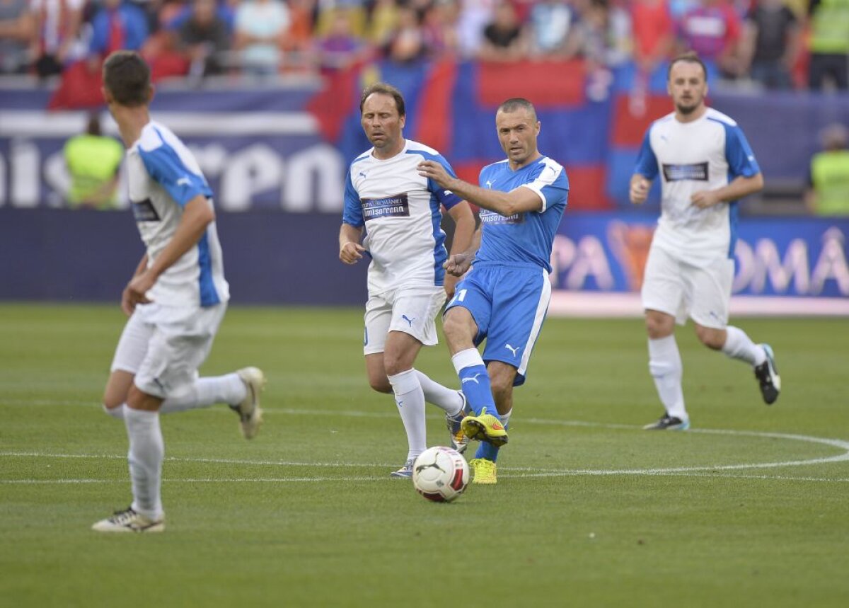 FOTO Spectacol în "Meciul de Legendă" din deschiderea finalei Cupei » Adi Ilie a fost cel mai bun de pe teren