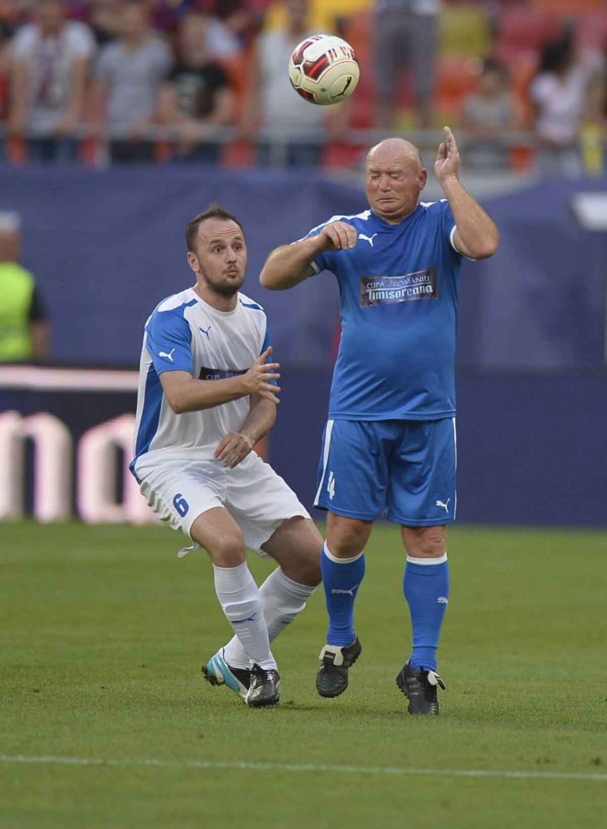 FOTO Spectacol în "Meciul de Legendă" din deschiderea finalei Cupei » Adi Ilie a fost cel mai bun de pe teren