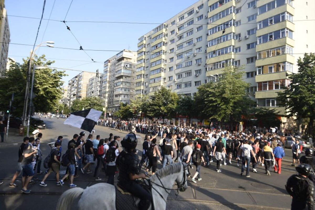 FOTO Au invadat albul și negrul! U Cluj a recreat o obișnuință a suporterilor din anii '90