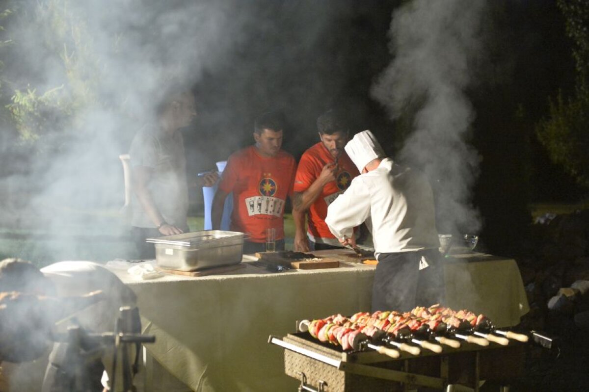 FOTO Petrecere cu friptane » Steliștii au sărbătorit tripla pînă dimineaţă la un restaurant din Clinceni