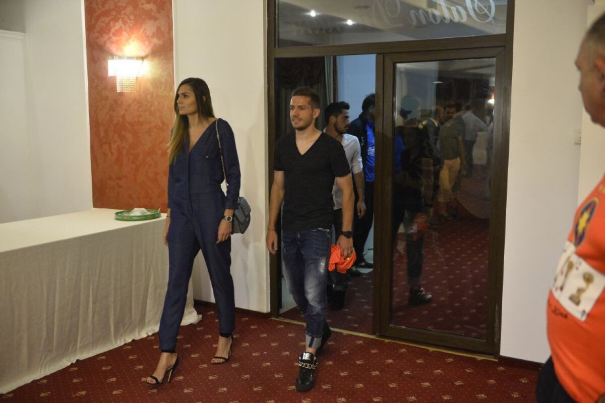 FOTO Petrecere cu friptane » Steliștii au sărbătorit tripla pînă dimineaţă la un restaurant din Clinceni