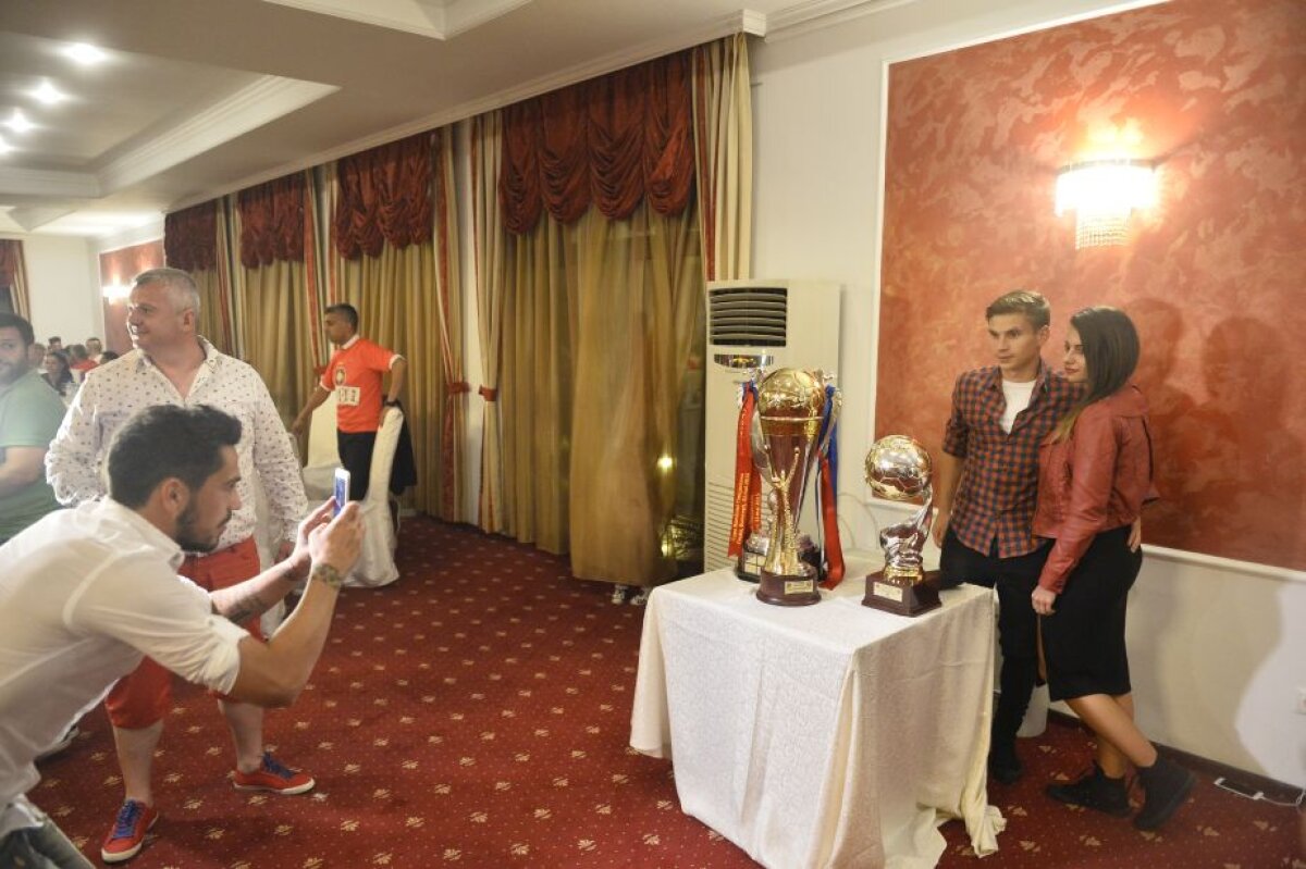 FOTO Petrecere cu friptane » Steliștii au sărbătorit tripla pînă dimineaţă la un restaurant din Clinceni