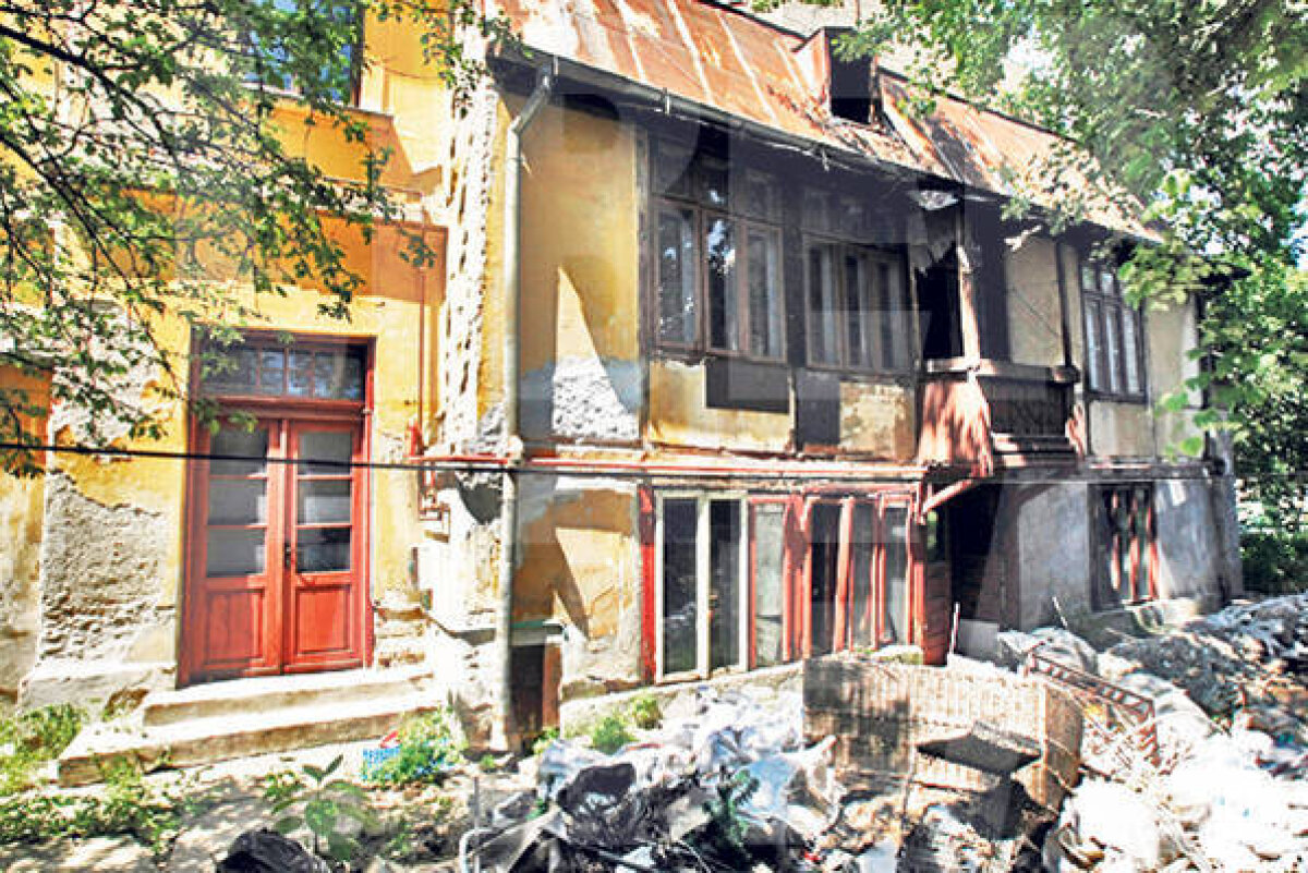 FOTO Vila de un milion de dolari a lui Mircea Lucescu a ajuns ruină: "Am plătit homeleșii să iasă din casă"